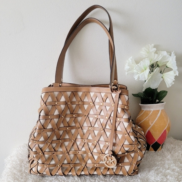 Like new Rare Michael Kors shoulder bag basket shape bag - Picture 2 of 10